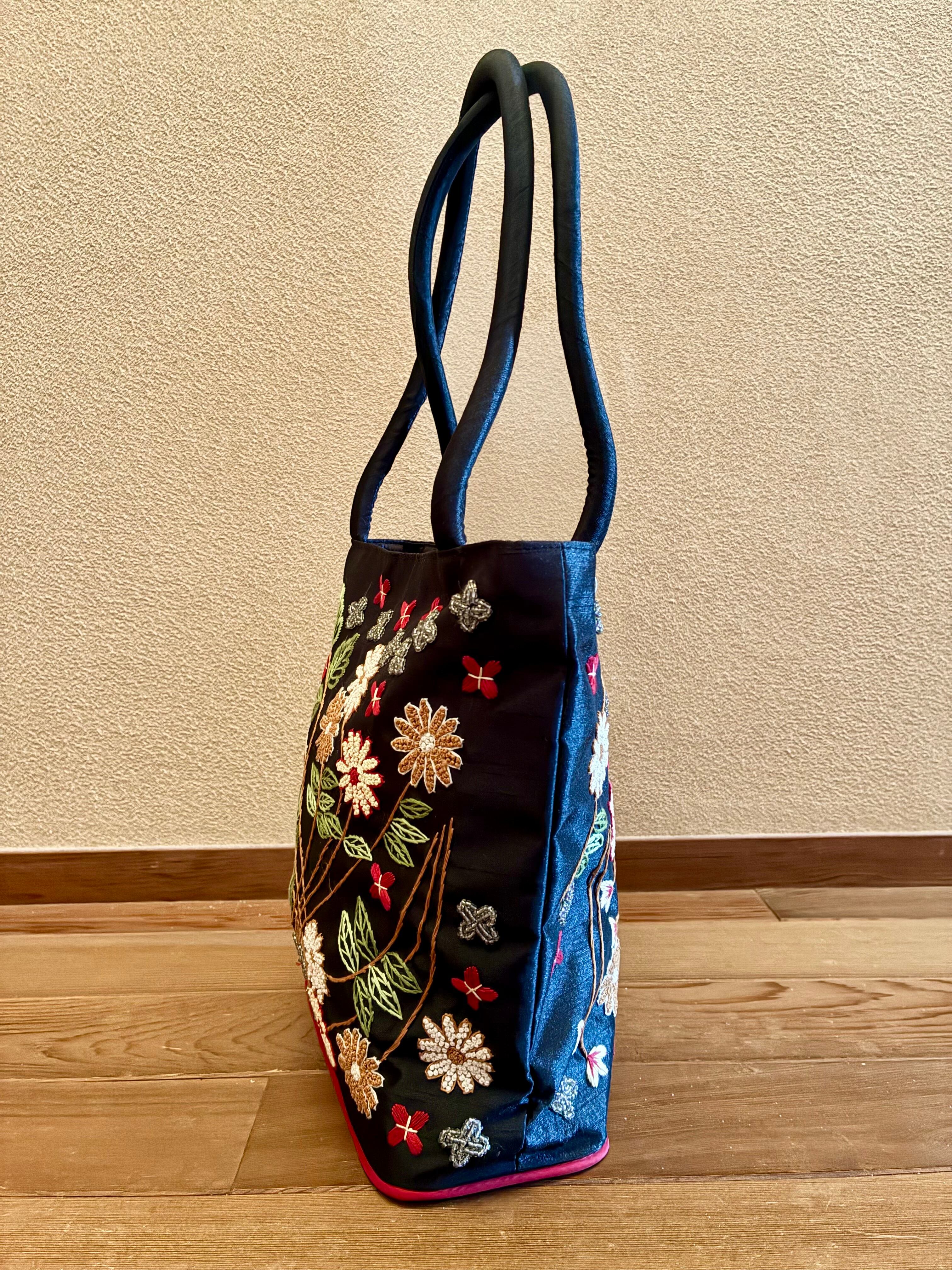 トートバッグ 黒 ハンドメイド刺繍 花柄 カラフル | 世界の輸入雑貨