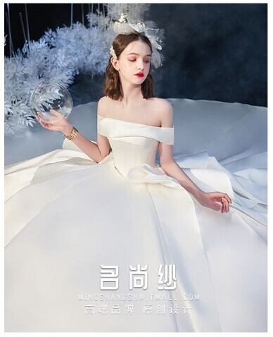 華やか ウエディングドレス 光沢サテン オフショルダー ロングトレー