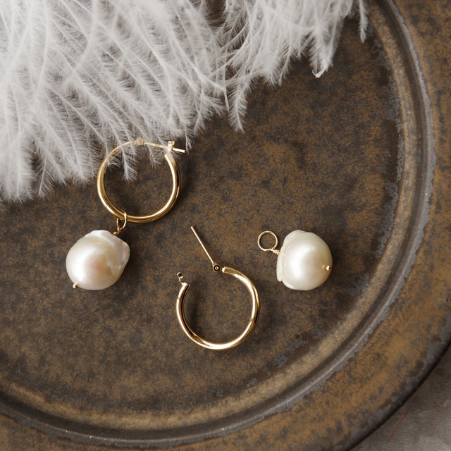 【2025'Holiday限定】〈2way〉K18イエローゴールド ウェーブフープ 淡水パールチャーム付きピアス  【MKY0105P1】