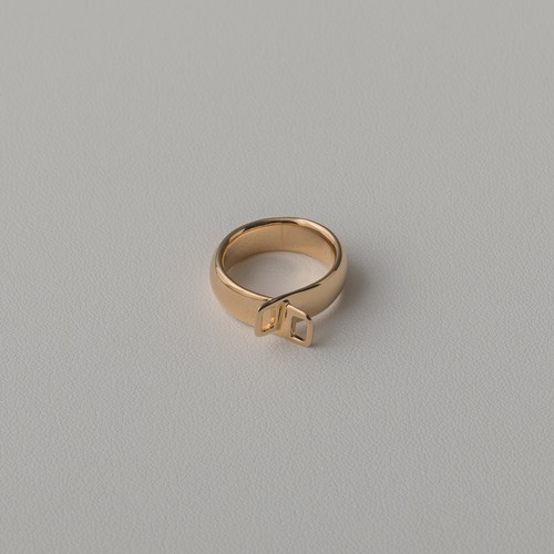 Square space cross ring Gold