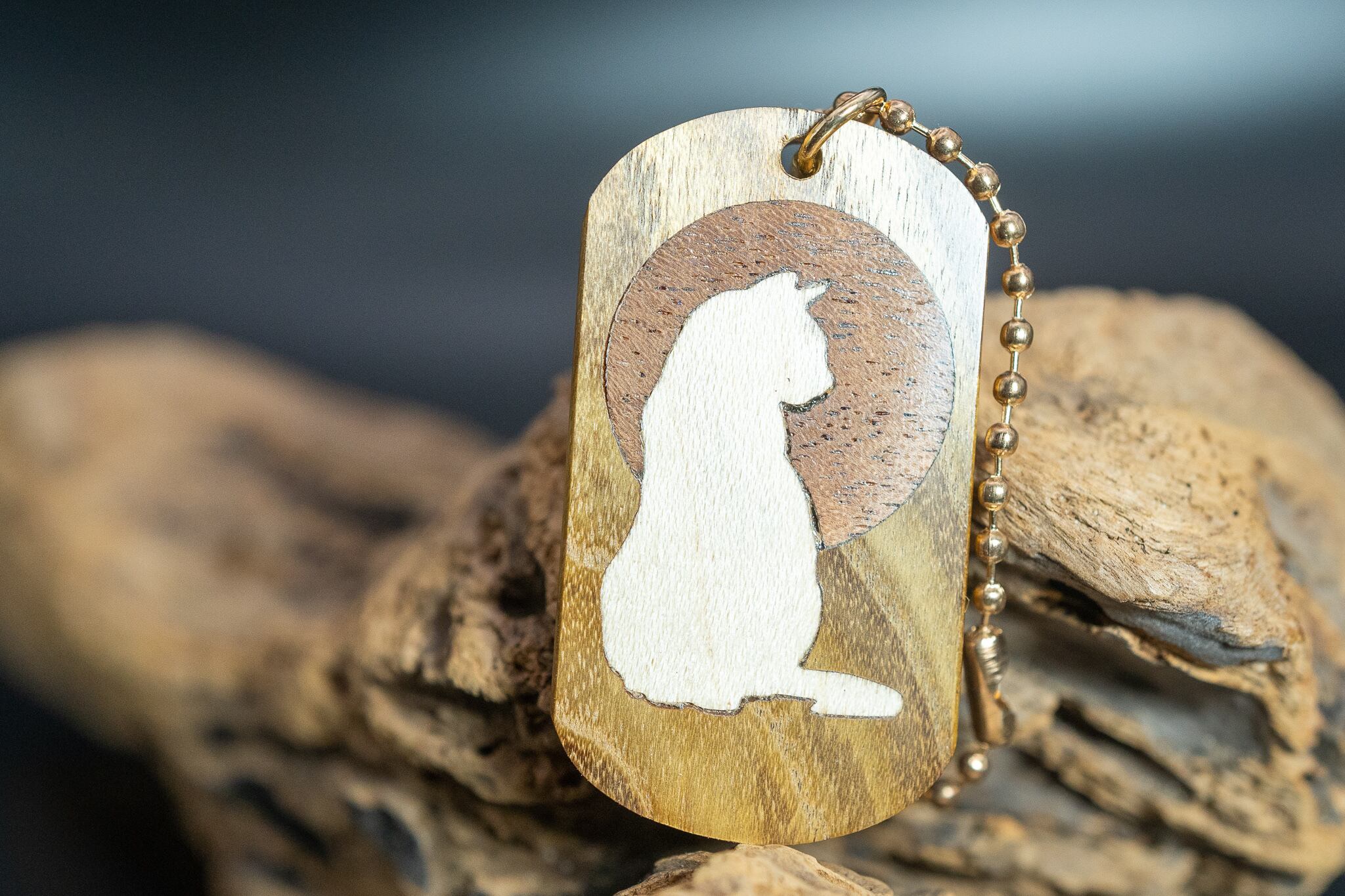 【黄金の木】 御蔵島 金桑 ドッグタグ 象嵌 満月と横を向く猫