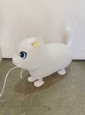 お散歩バルーン　白猫
