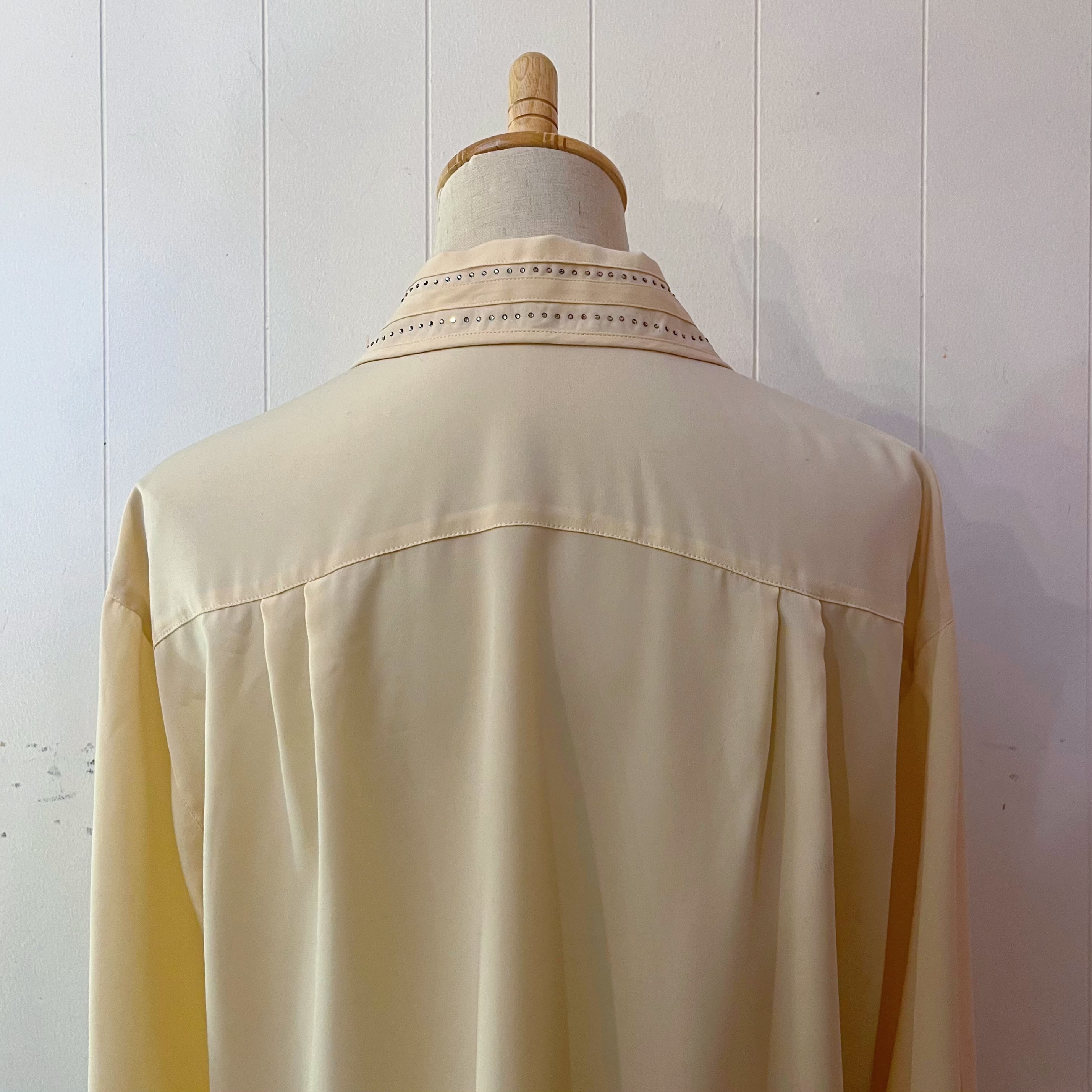 heart rhinestone cream blouse