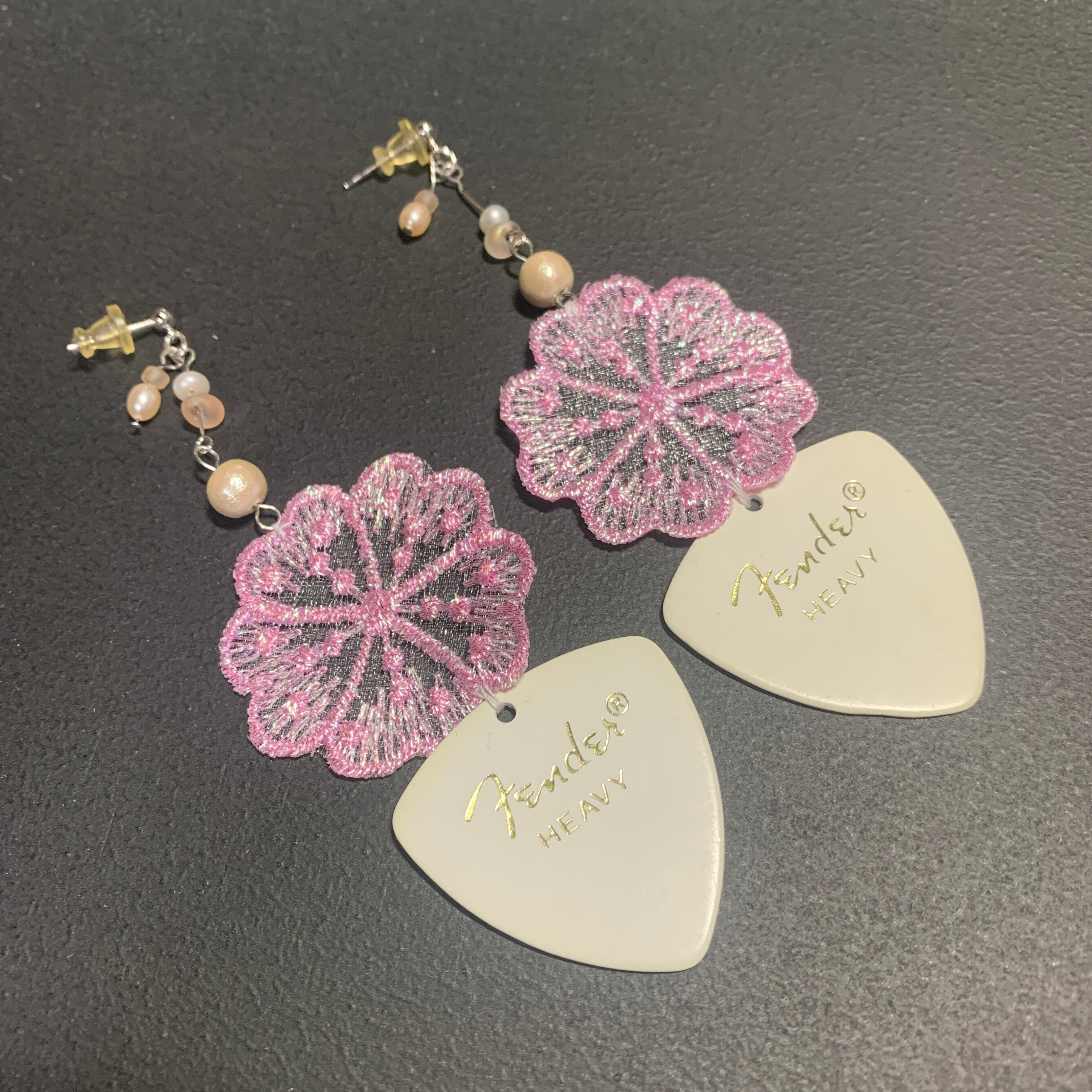 ギターピックピアスorイヤリング ピンクフラワーレース | Galulu Music