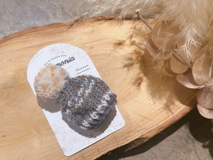 手編みのポンポン帽子 グレー