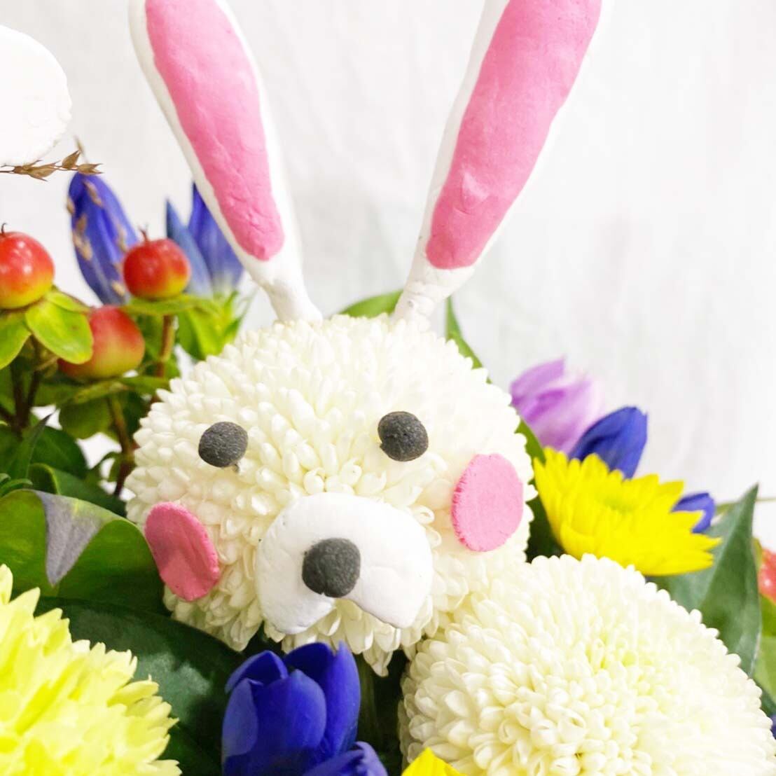 うさぎと月をピンポンマムで見立てた可愛いいアレンジメント お月見アレンジ21 花美知オンラインショップ