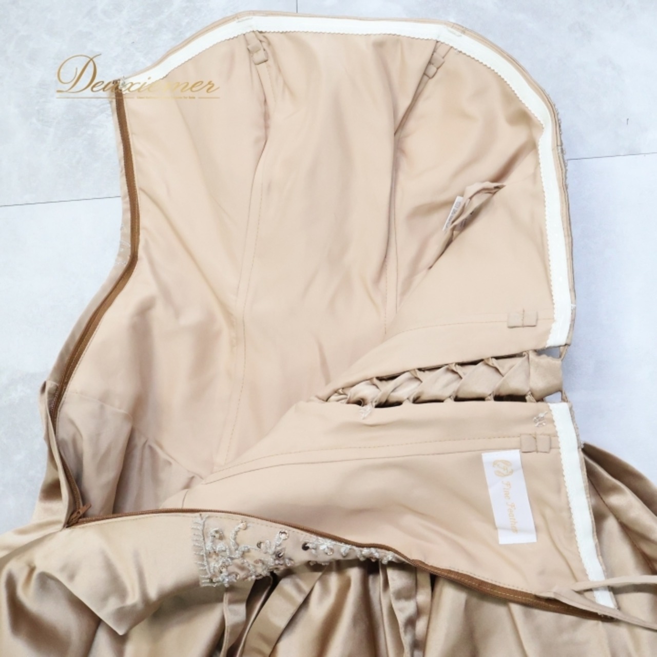 パーティドレス fine feathers ファインフェザーズ ワンピース ドレス 演奏会 発表会 カラードレス 結婚式 披露宴 前撮り 撮影 ブラウン系 ベージュ系 ゴールド系 高級感 光沢感 おしゃれ ドレスアップ フォーマルスタイル シンプルエレガンス レディース 結婚式二次会 上品 撮影会 華やか 結婚式用 フォーマルドレス