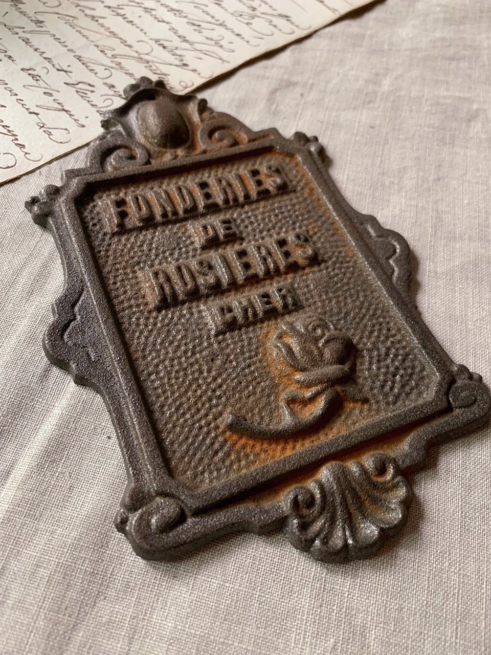 アイアン バラの壁付プレート | Brocante de La Cocotte （フランス