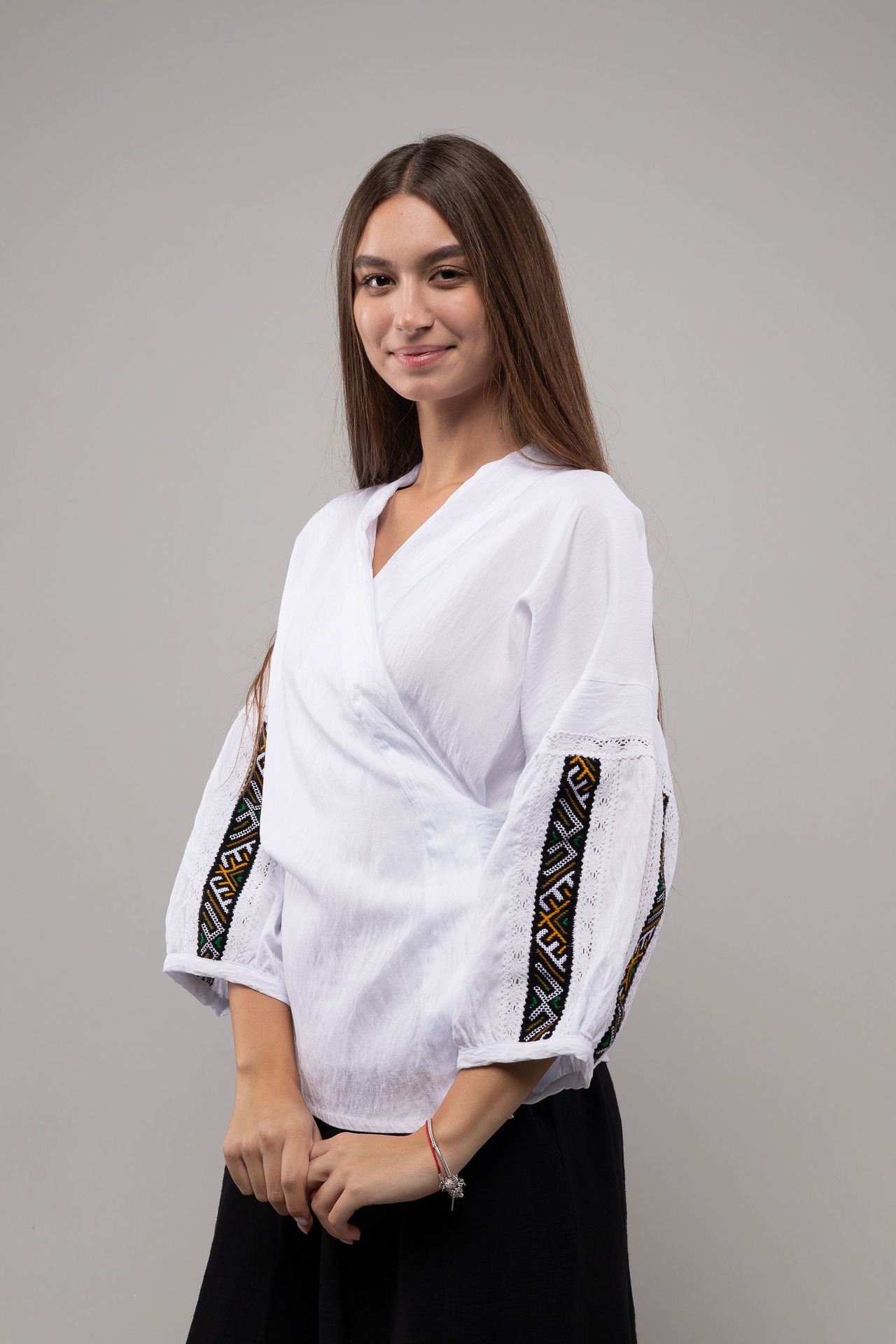 ウクライナ刺繍ヴィシヴァンカ グラージュ・ニジンカ（平行縫い）　手刺繍　チュニック バックリボン　麻　レディース・フリーサイズ - 4