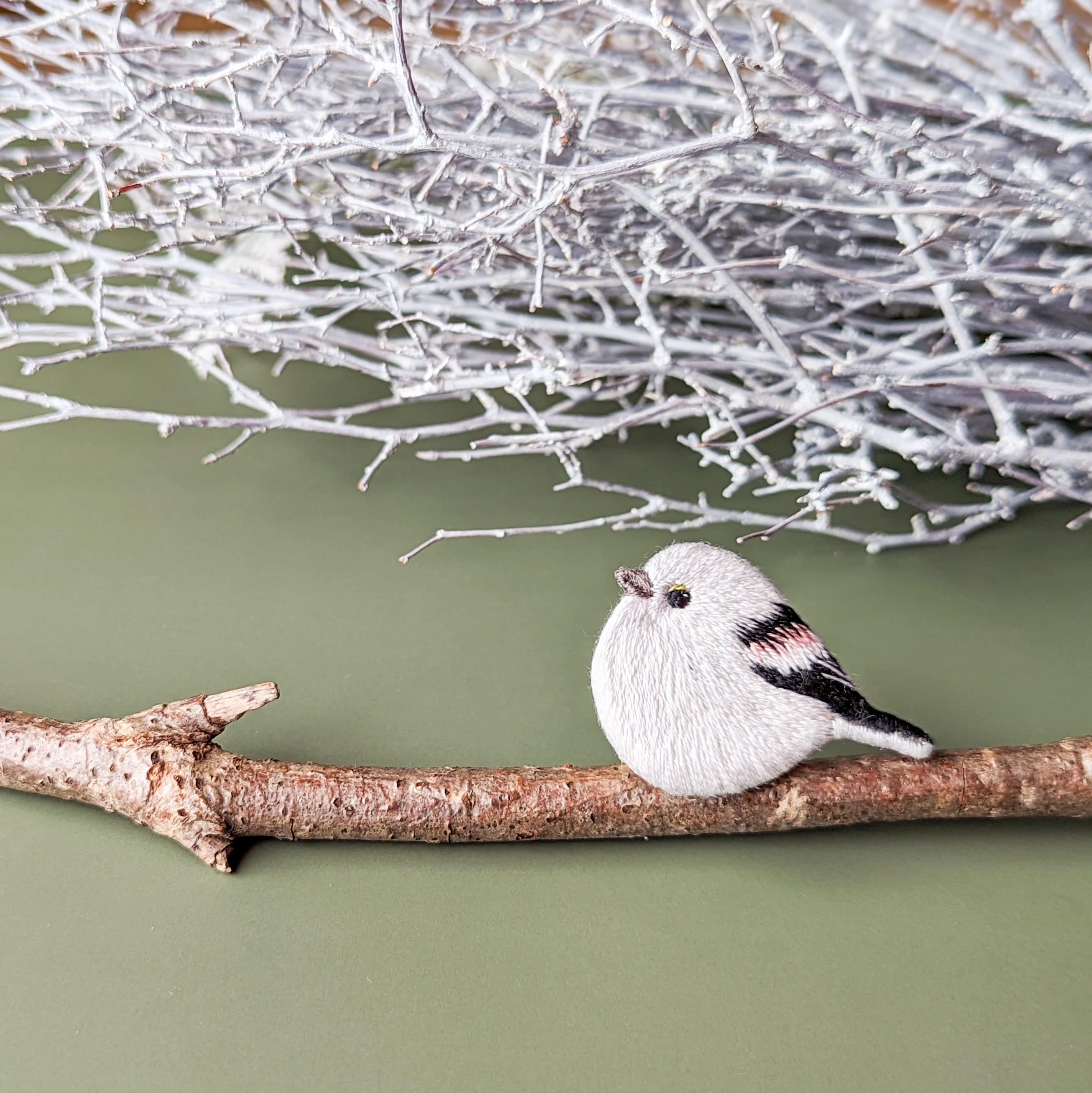 夏季限定】サンコウチョウの刺繍ブローチ | CANCAN
