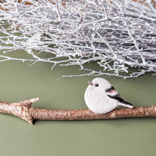 シマエナガの刺繍ブローチ　野鳥