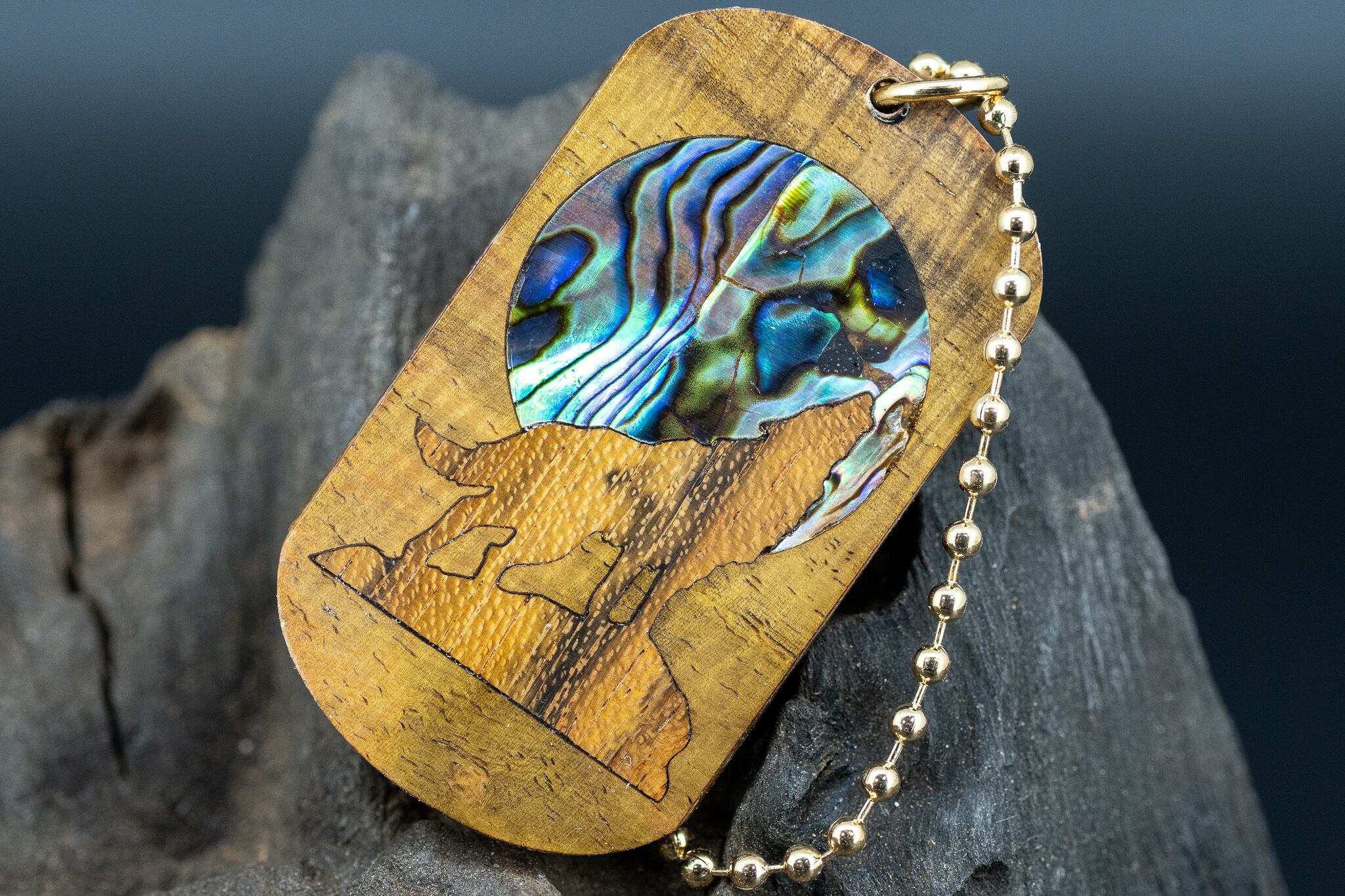 【21世紀最高峰の材】ゴールデンサイアミーズローズウッド マイクロカーリー ドッグタグ 象嵌 月と狼