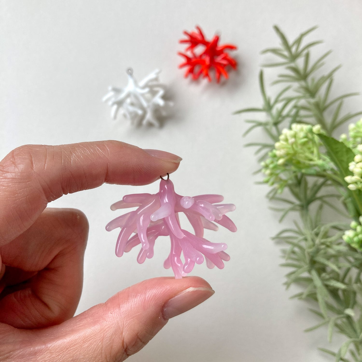 サンゴのチェコガラスチャーム | Dua-アクセサリーパーツショップ