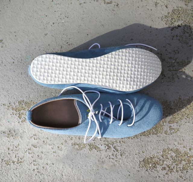 一枚革で包み込むようなハンドメイドスニーカー/スカイブルー<ベロア>