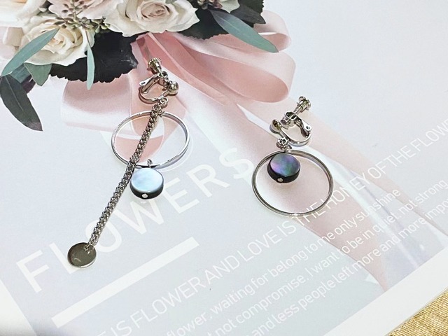 イヤリング　サークル　アシンメトリー　フレーム　重ね　ストーン　ネジバネ式