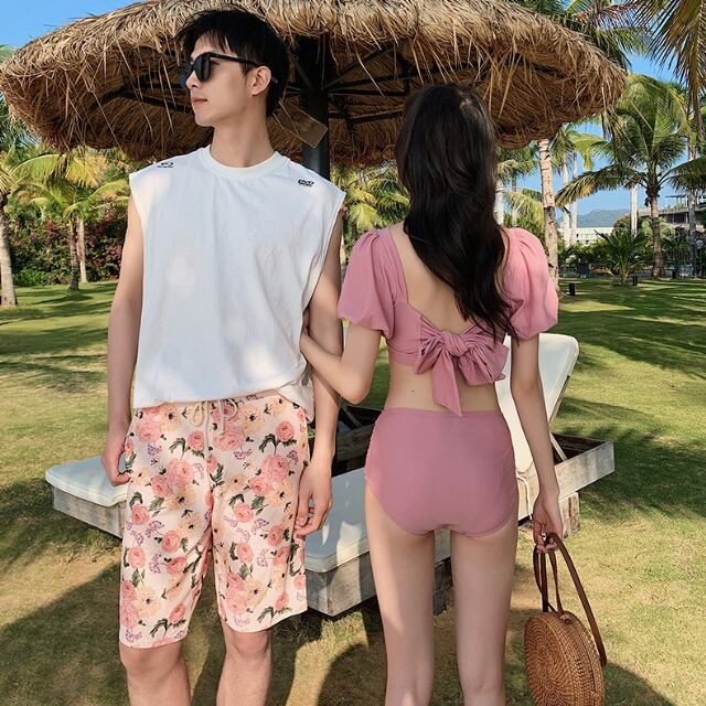 【予約販売】水着 カップル水着 3点セット ペアルック メンズ レディース フラワー柄 花柄 リボン ビキニ ワイドパンツ ピンク 海水パンツ ペア水着 恋人 おそろい お揃い M/L/XL