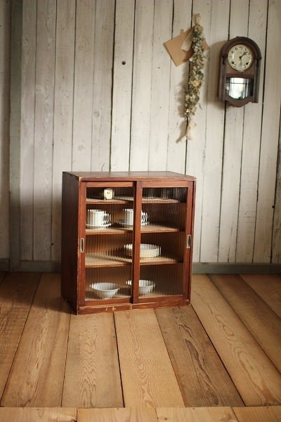 古い小ぶりなモールガラス戸の木製収納棚4段　食器棚　古家具　陳列棚 | denbee 古道具 powered by BASE