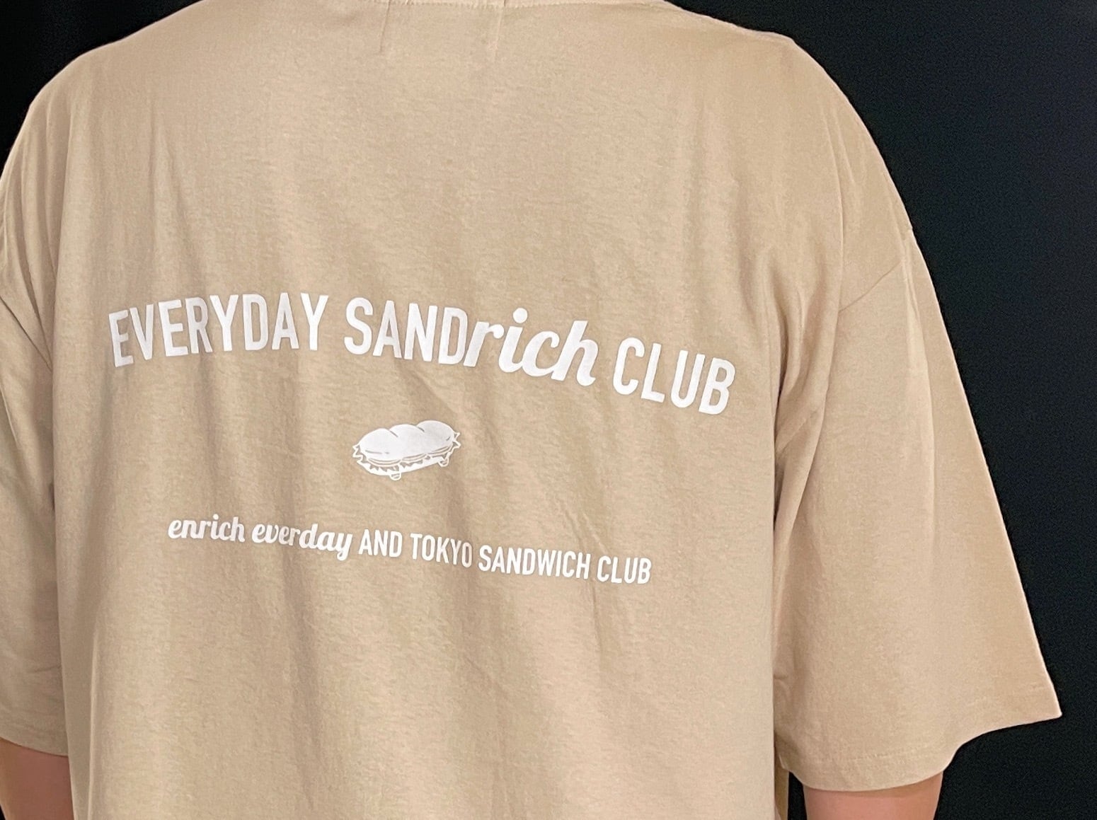 EVERYDAY SANDrich CLUB／エブリデイ サンド "リッチ" クラブ スリットデザインビッグTシャツ／サンドベージュ（STONE）