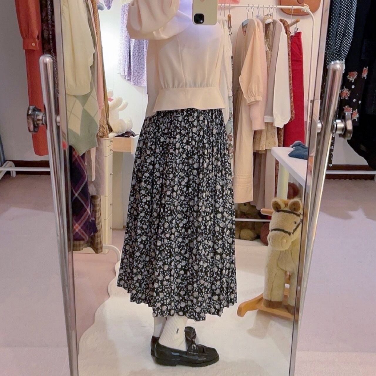 white mini flower pleats skirt