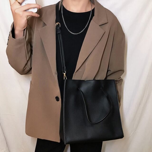 【予約販売】ショルダーバッグ ビジネスバッグ 2WAY レザー メンズ シンプル スクエア ミニポーチ ビジネス 通勤 通学 ブラック ストラップ シック 大容量 こなれ感 お洒落 韓国 トレンド