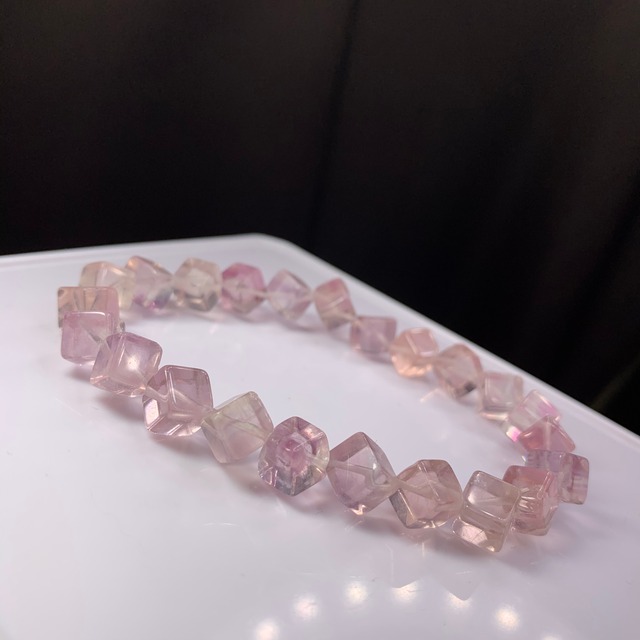 no2 可愛い色合い꙳★*ﾟフローライトキューブブレスレット