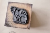 フランス 6c 居眠りの猫さんとメランコリーな木製スタンプ ヴィンテージ