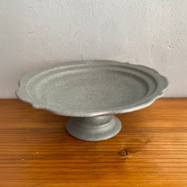 グレー釉　彫刻コンポート皿 18㎝