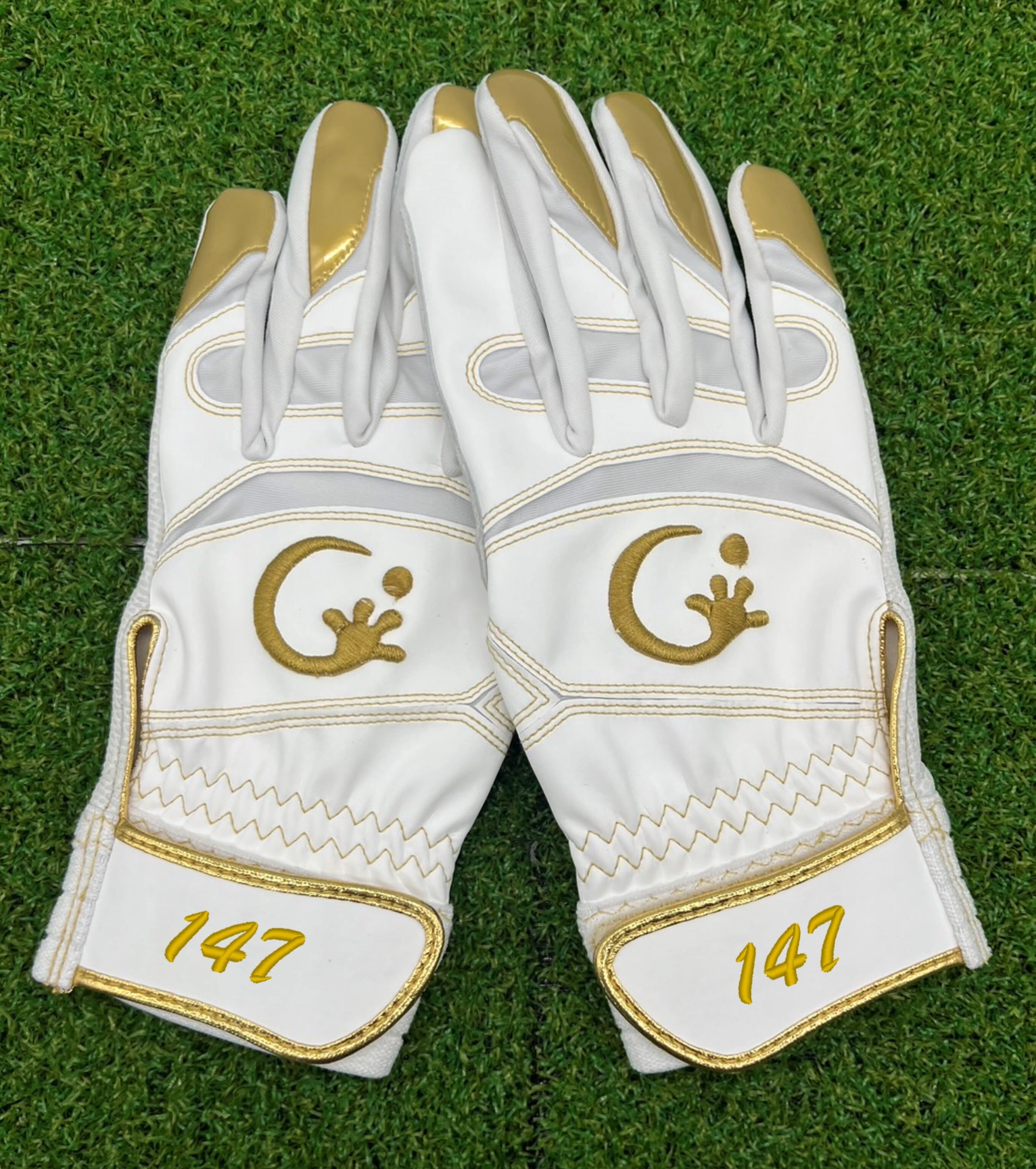 2025年NEWモデル バッティンググラブ ホワイト×ゴールド エンボス加工