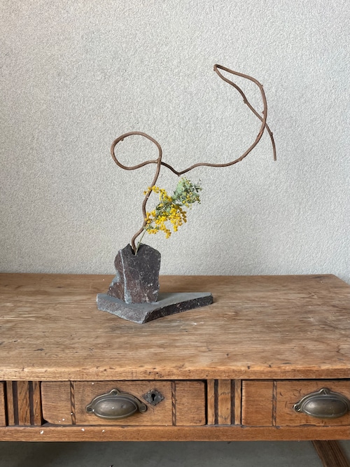 137 石の花器・石の敷台・枝ものセット