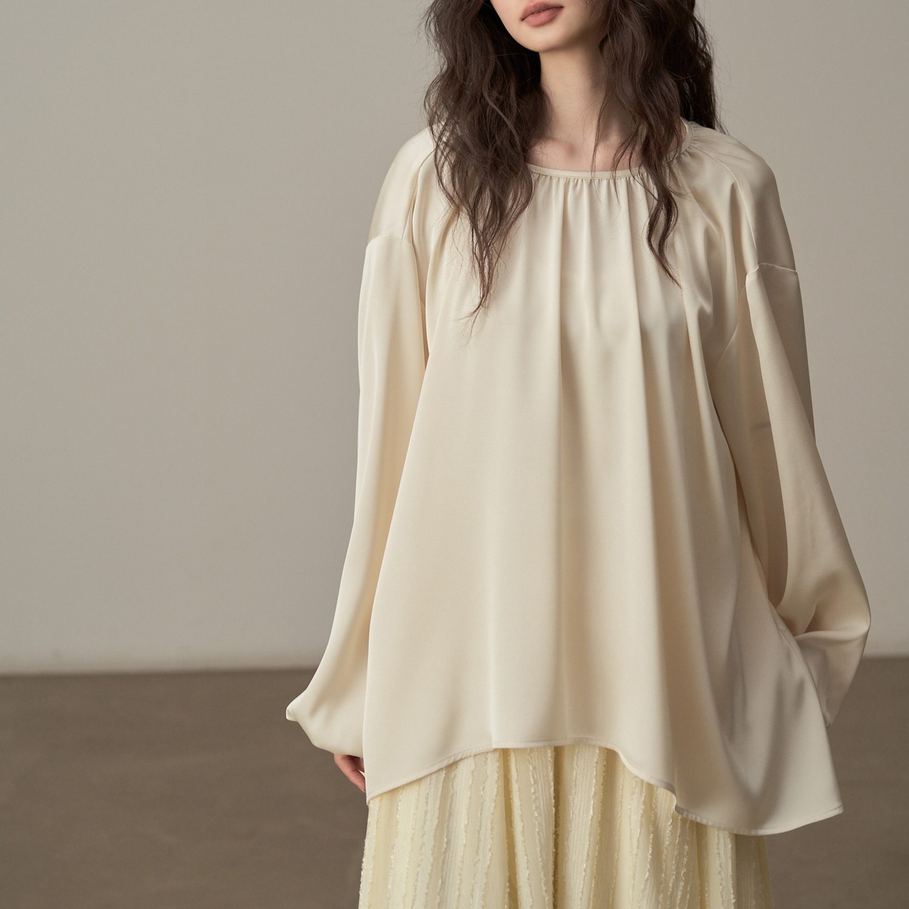 バルーンスリーブ光沢カラーブラウス H0076