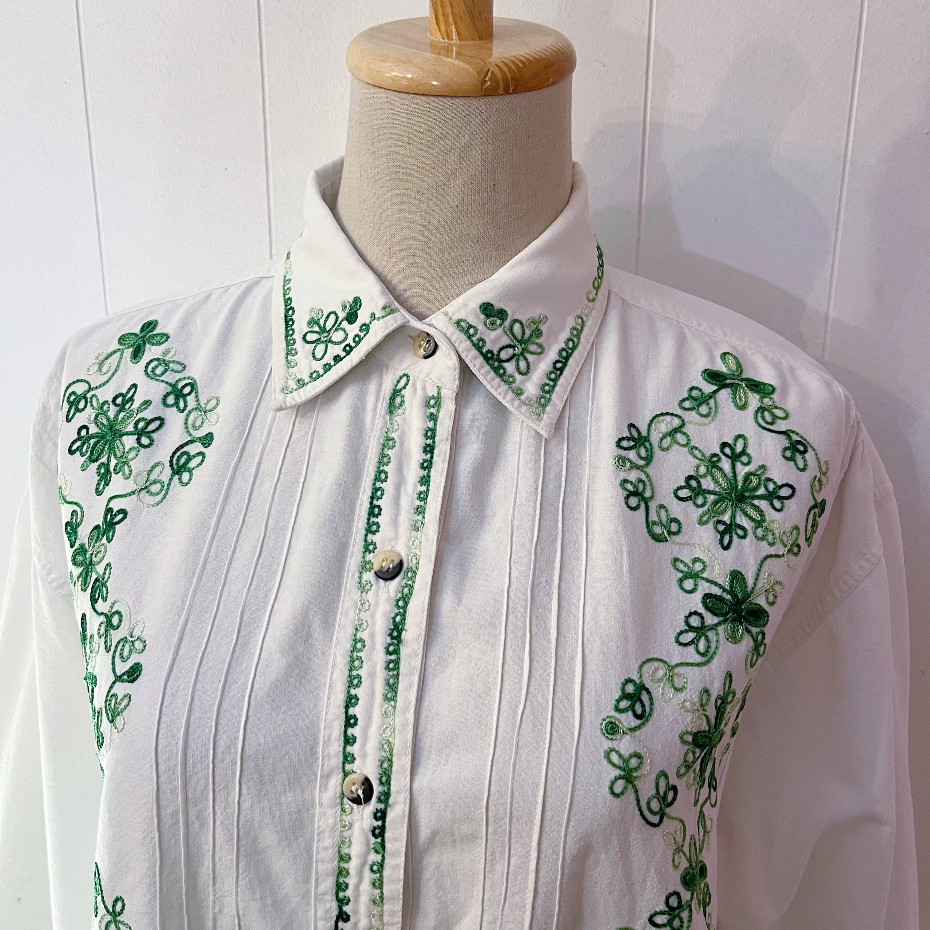 clover embroidery white shirt