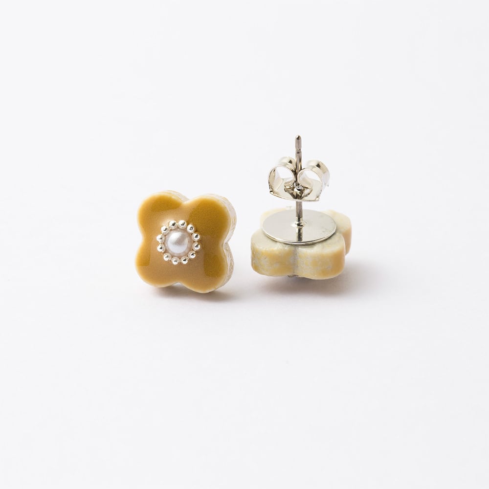 美濃焼陶器 小花 パール ピアス / イヤリング｜藤黄 | MIKELO（ミケロ