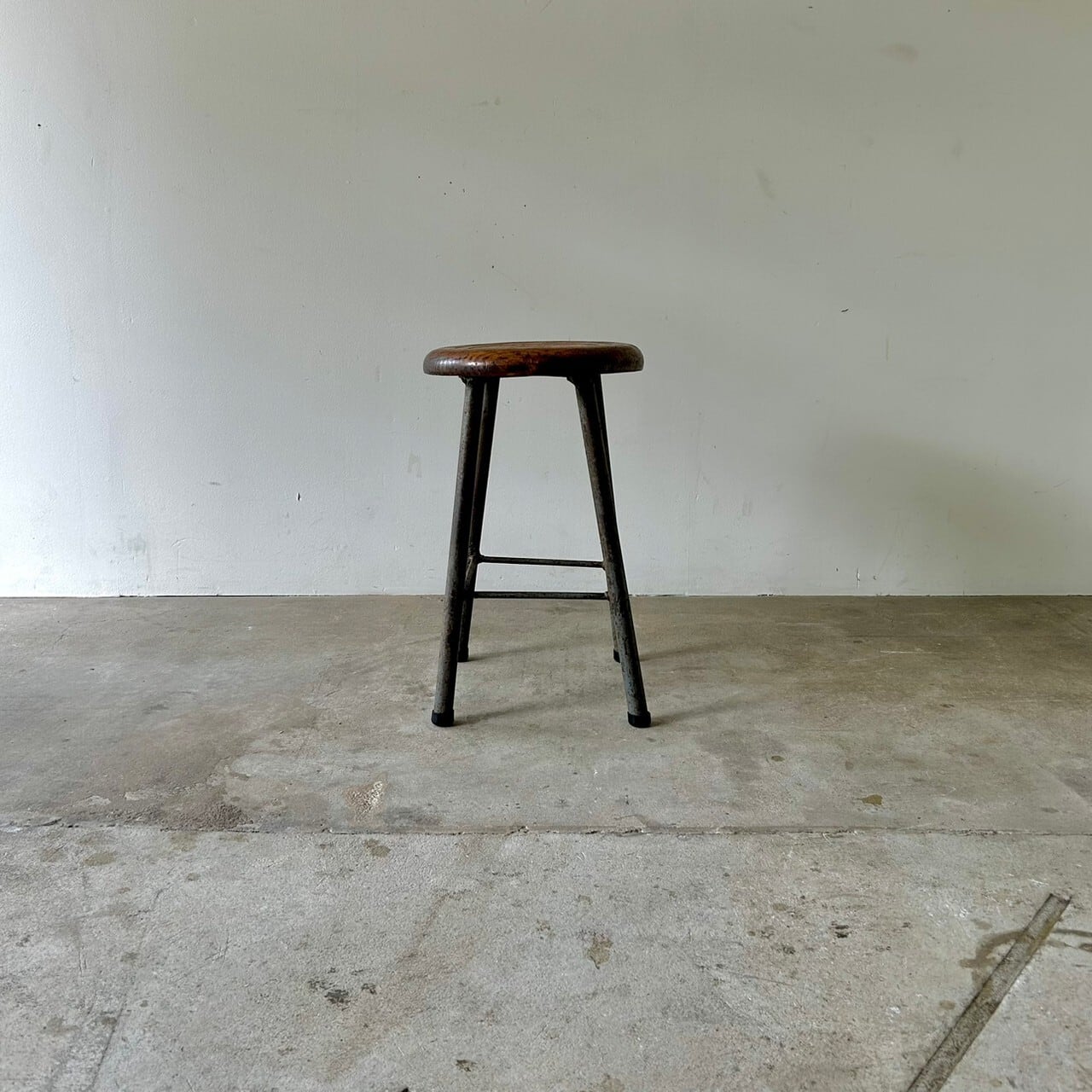 鉄脚の丸椅子　スツール　0807