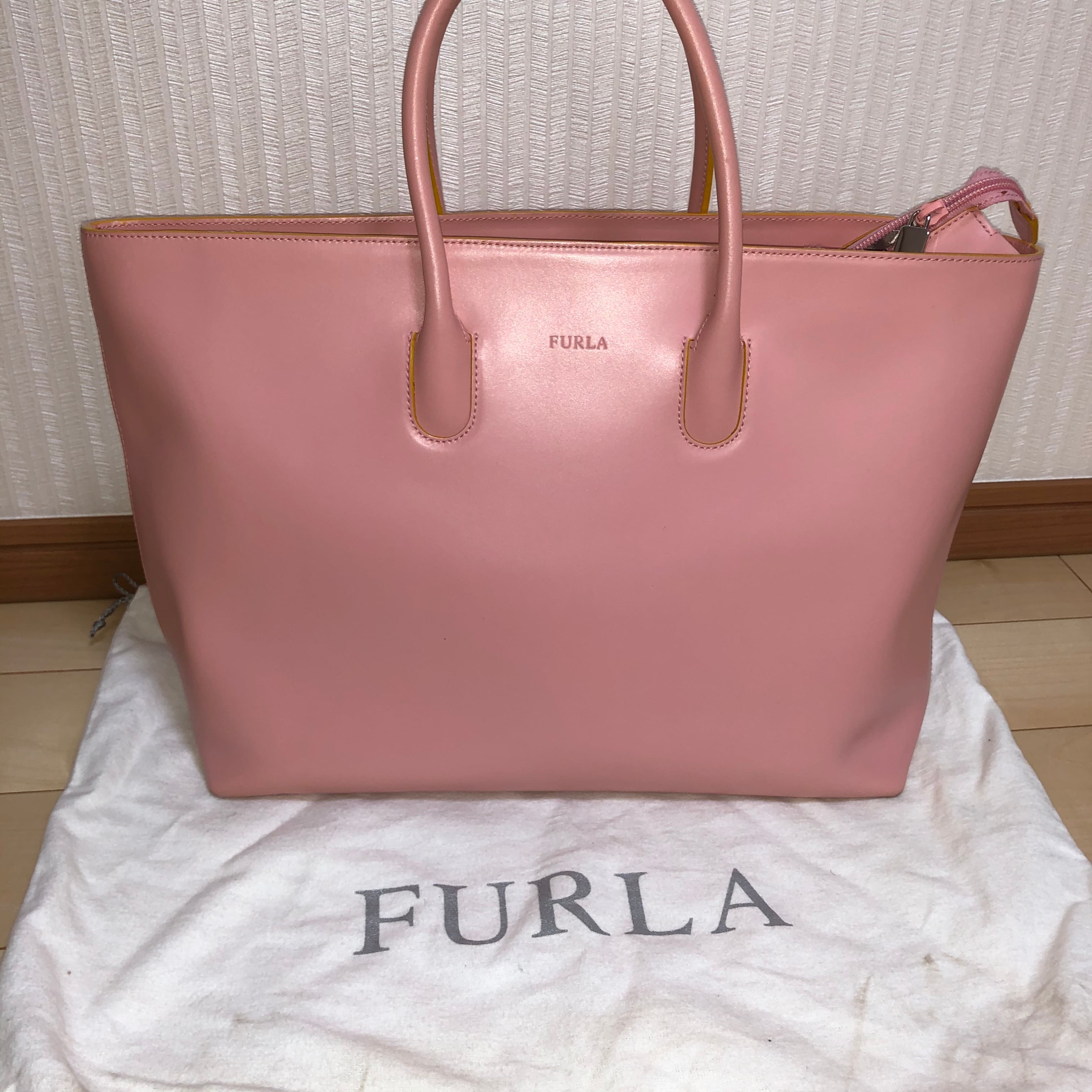 FURLAのピンクのバッグです