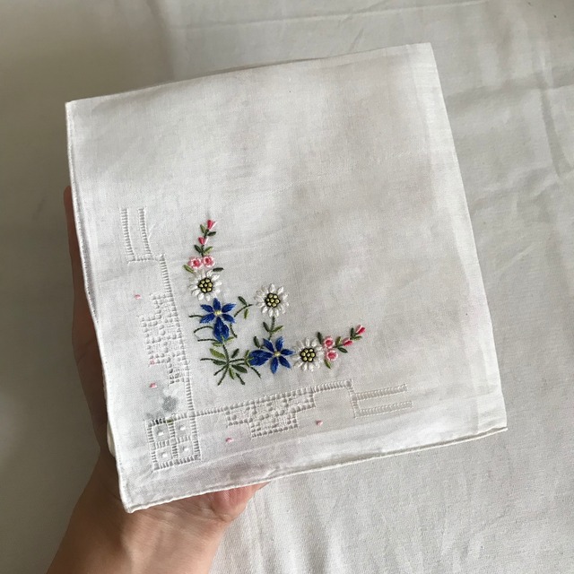 繊細な花の刺繍の布