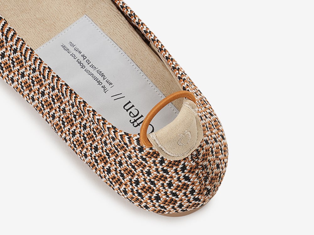 pointed-PrimalDots / CAMEL & BLACK | Offen