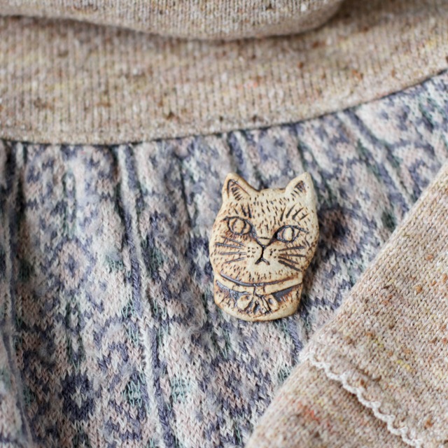 信楽陶器のブローチ 猫 Flock