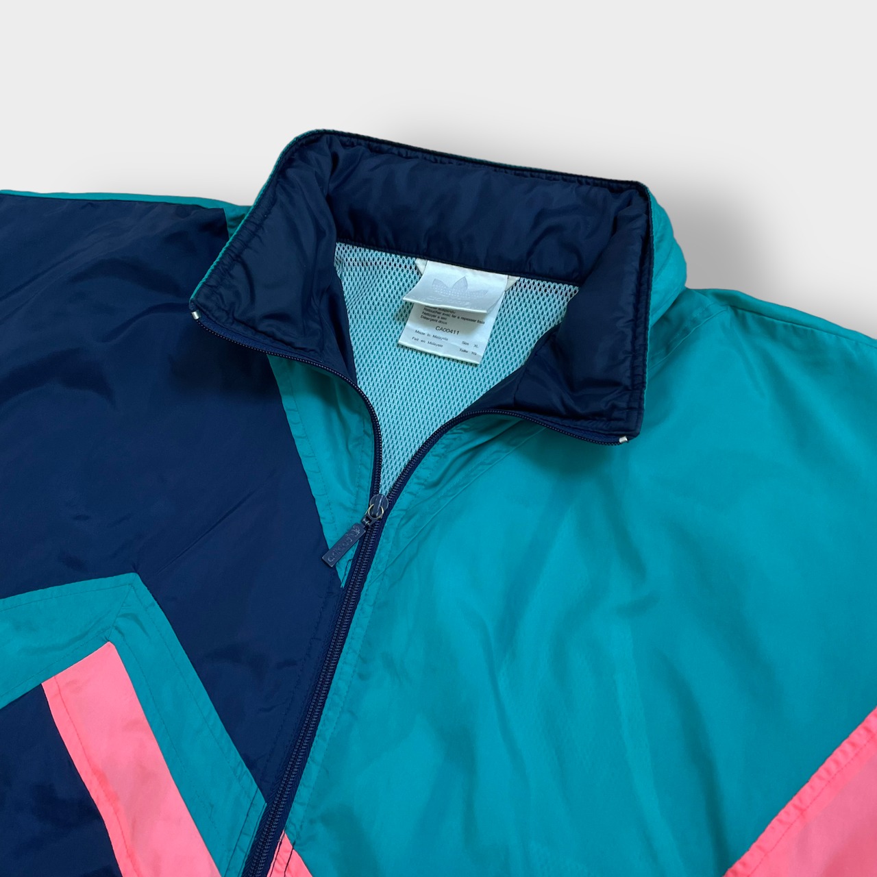 【adidas】80s 90s ジャケット ジャンパー ブルゾン XL ビッグシルエット 刺繍ロゴ フルジップ フード付き マルチカラー 切替 銀タグ 万国旗タグ アディダス US古着