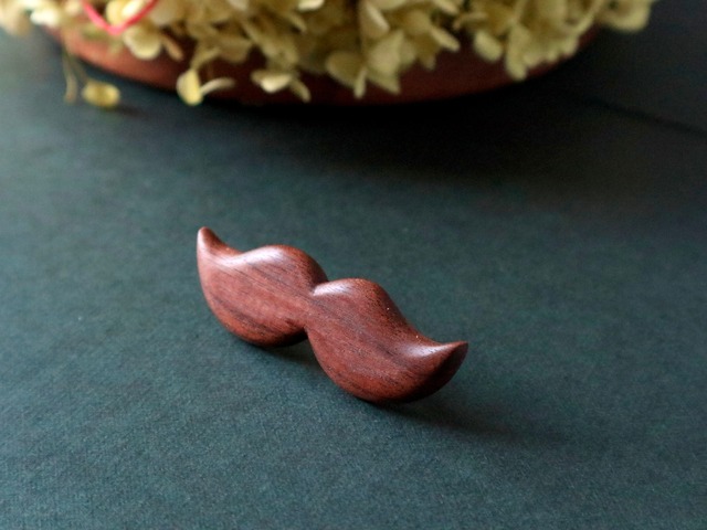 ひげの木製ネクタイピン／ウォルナット