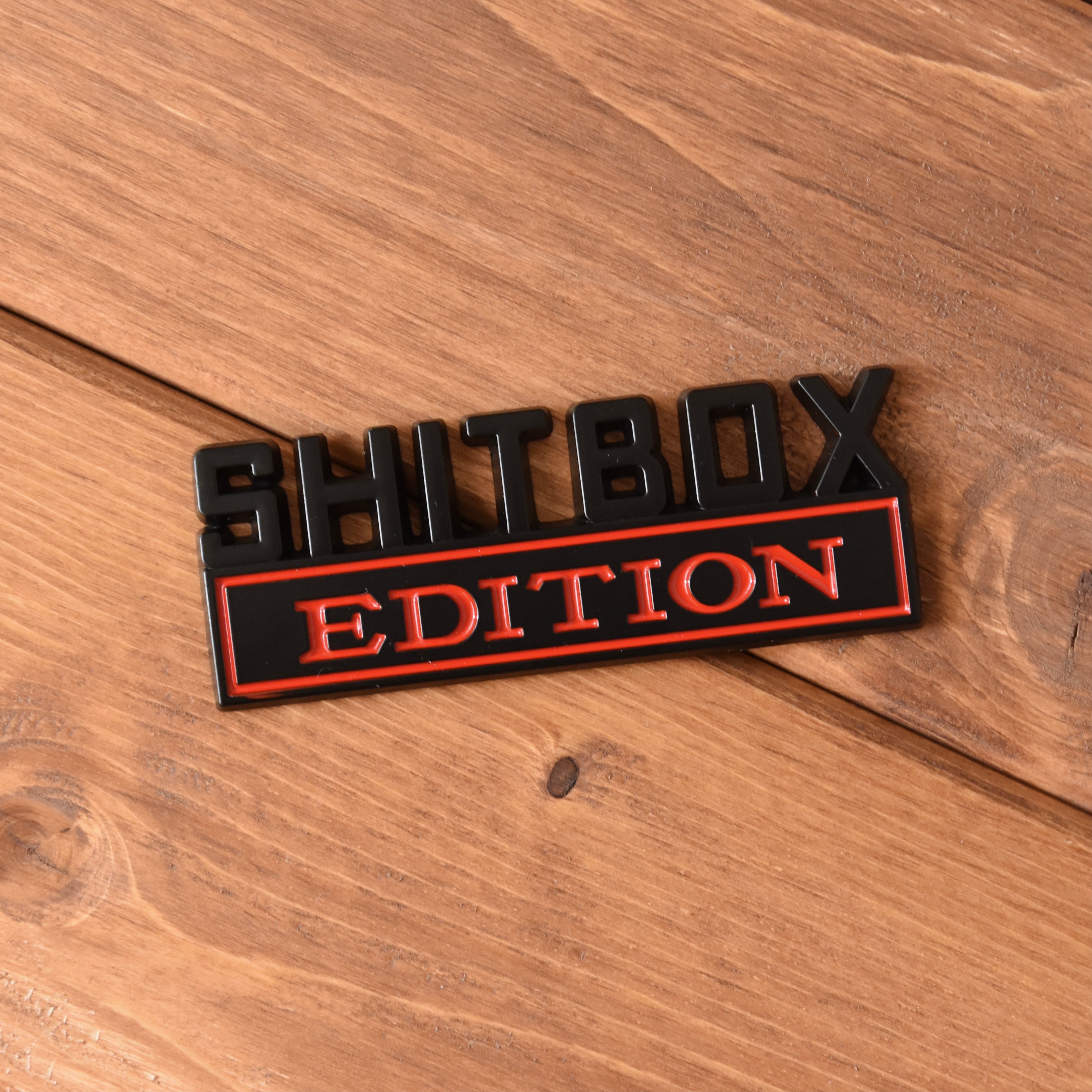 Shitbox Edition カーエンブレム ステッカー レッド スモール Decal MOTTAGE アートな車 中泊グッズ、カーキャンプ用品の専門店