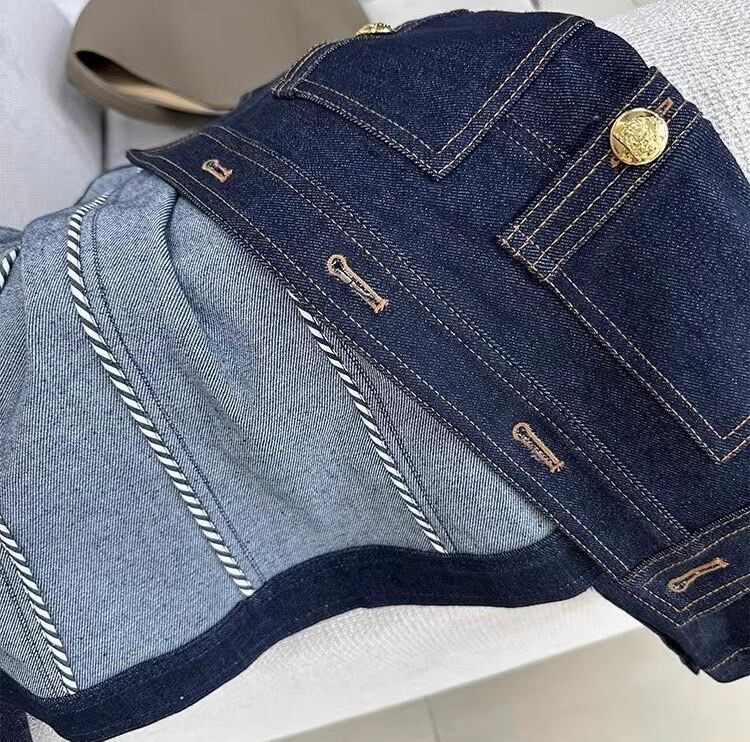 ゴールドボタンノーカラーデニムジャケット | sharmant