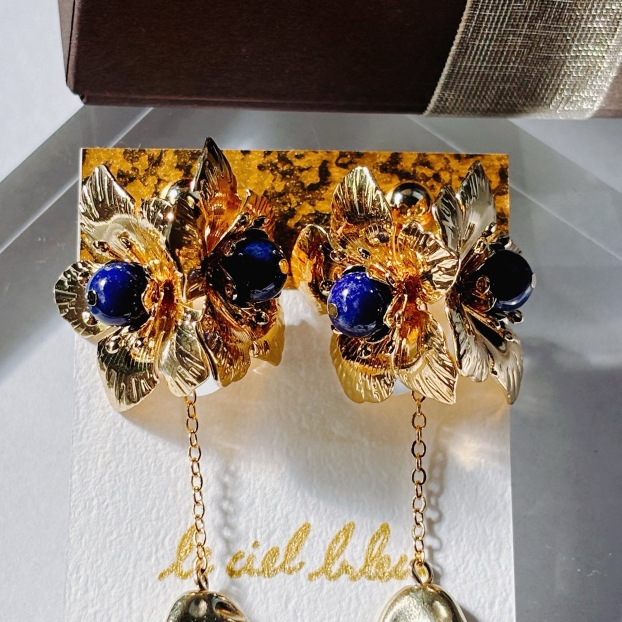 花の華やかボリュームイヤリング ラピスラズリ ゴールド/シルバー