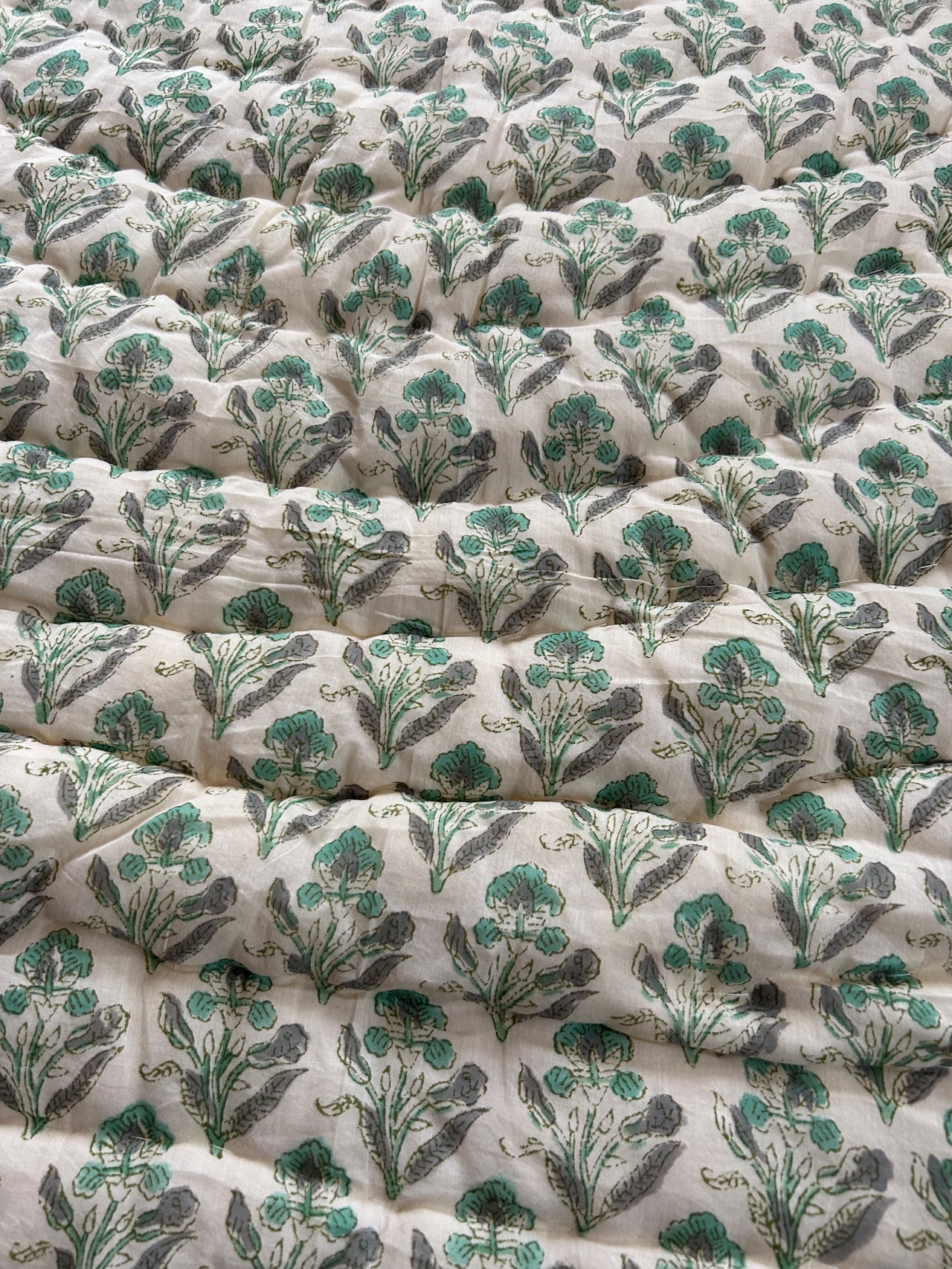 アップルグリーンとグレー　白いお花柄　シングルサイズ　ブロックプリントキルト　インドのお布団　