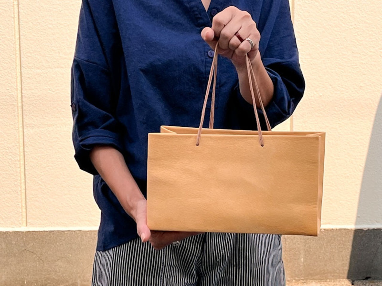 【スタッフ企画】紙袋のような革袋・小さめヨコナガ