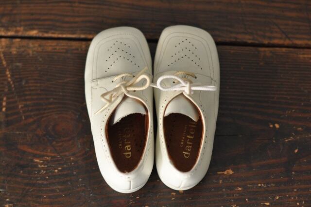 小さな白い革靴