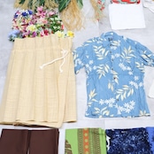 タヒチアンダンス 衣装 まとめ売り 50点以上 セット ココブラ パレオ カラアウ トップス ヒップベルト ヘアクリップ ヘアアクセサリー ネックレス ククイ シェルレイ 羽根  茶 赤 青 黄 羽織り 花柄 魚柄 楽器 小物 ブルー系 レッド系 フラダンス