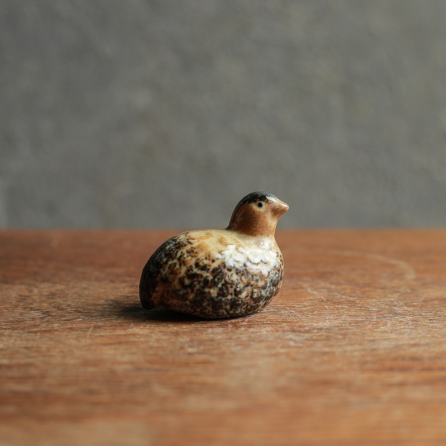 ぽってりとした、味わい深い陶器の鳥（小）