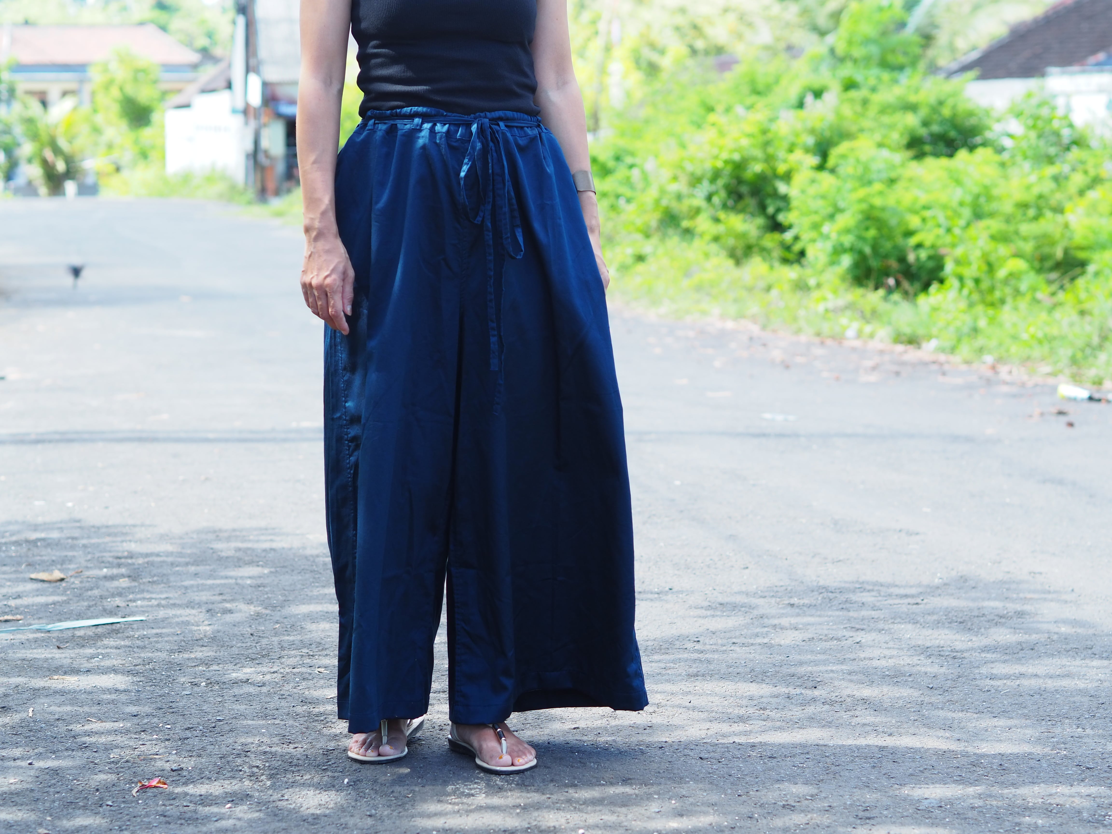 コットンサテンのワイドパンツ/《ネイビー》《ブラック》 | isica