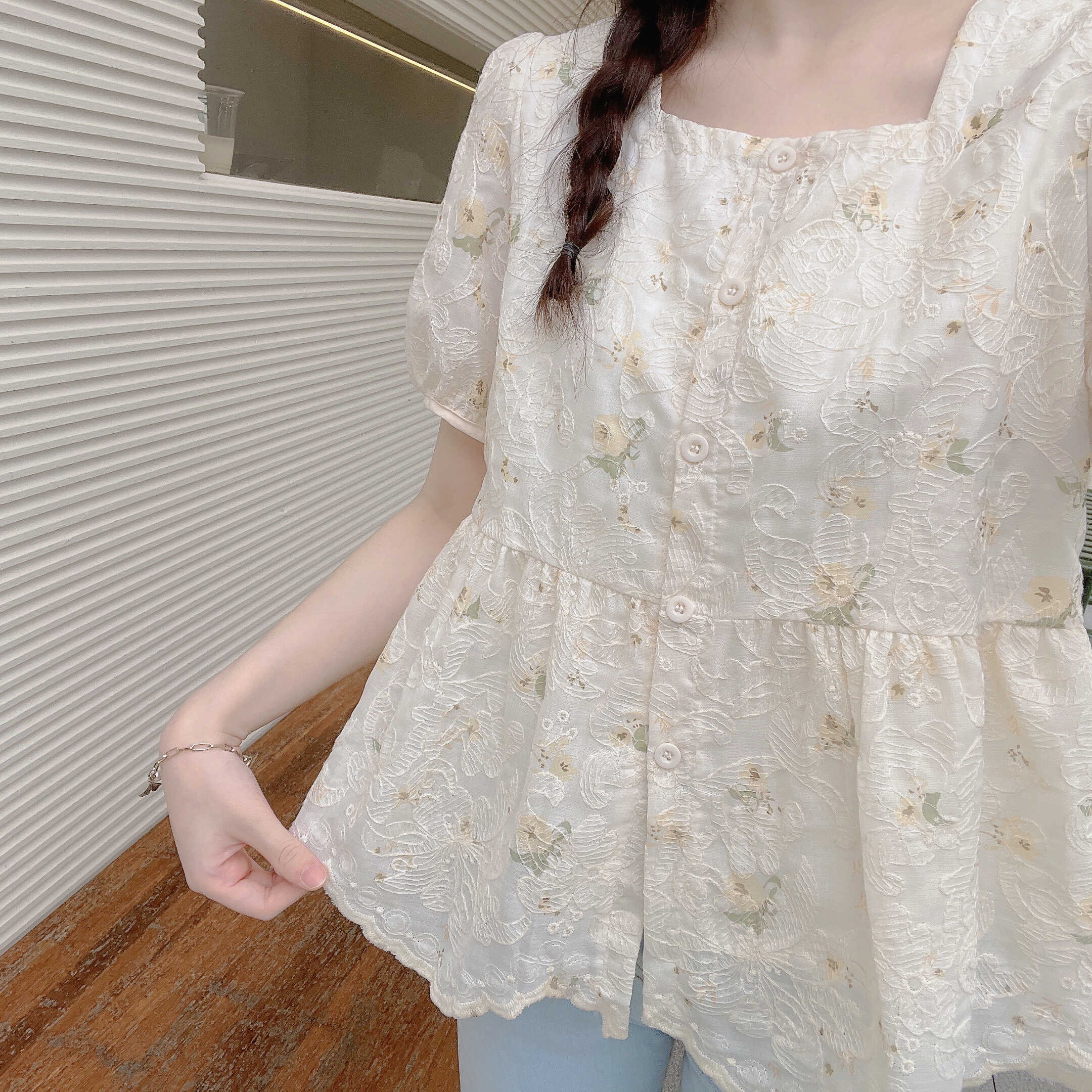 トップス レディース ブラウス シャツ M L XL 2XL 3XL 4XL 大きいサイズ 刺繍 花 フラワー 透け感 胸下切り替え レース パフ スリーブ スクエアネック フレア ギャザー かわいい 大人可愛い カジュアル 上品 おしゃれ お洒落 フェミニン こなれ感 ラブリー キュート ガーリー ナチュラル 通勤 学生 デート お出かけ 女子会 休日 イベント 送料無料 公園 春 夏 ベージュ イエロー 10代 20代 30代 韓国 韓国系 普段使い 定番 トレンド 着回し プラスサイズ