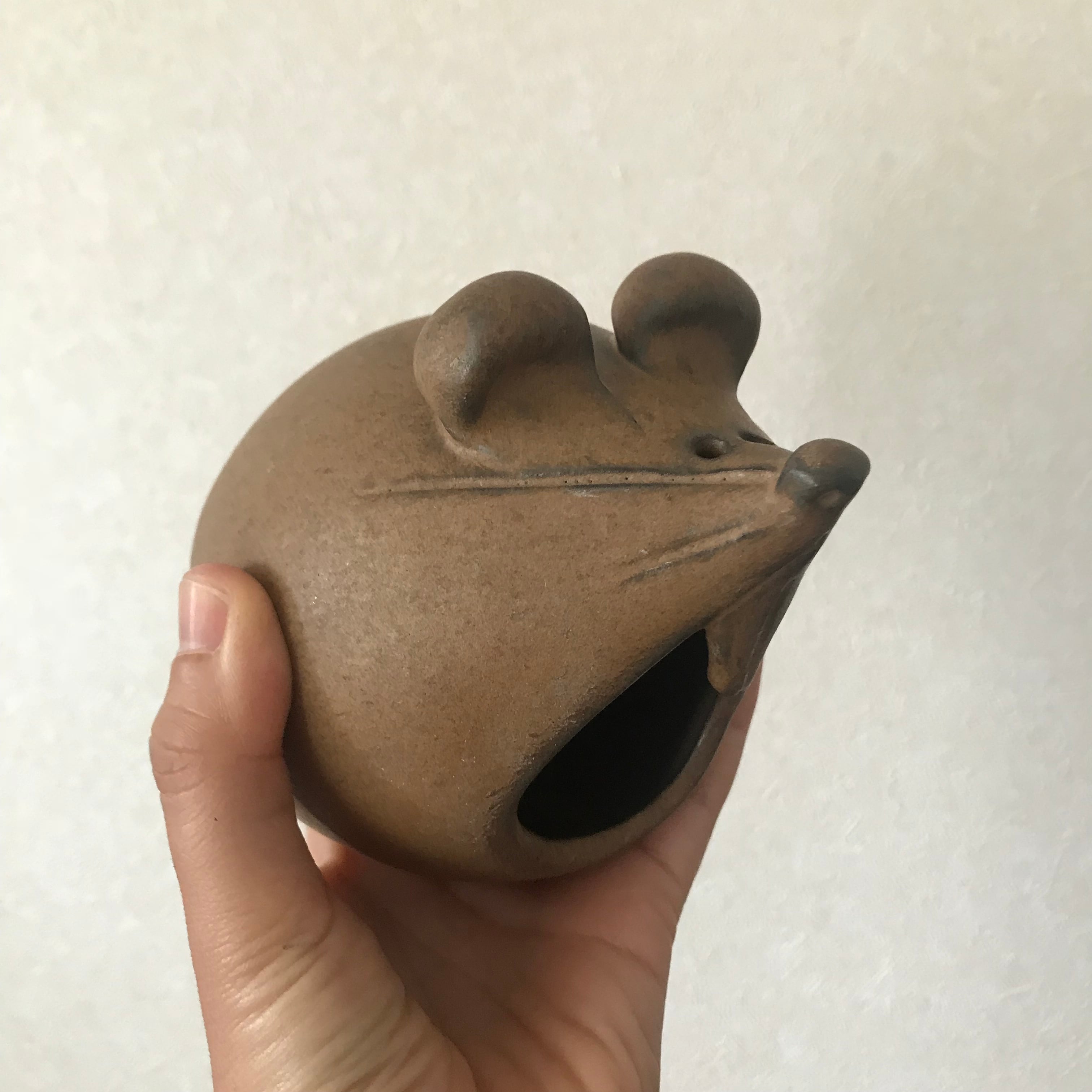 大きな口を開けたネズミ